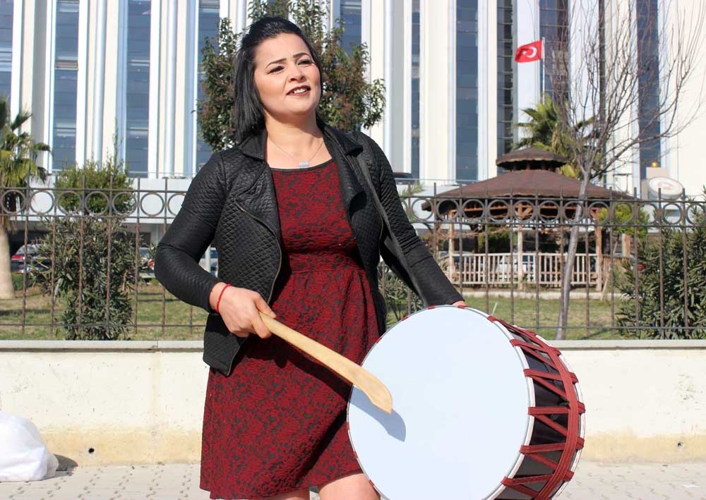 Eşinden boşandı, davul zurnayla kutladı