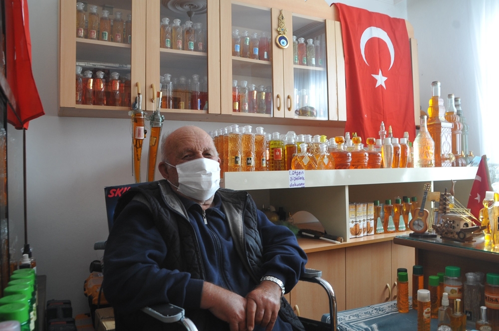 Eşinden habersiz biriktirdiği 3 bin şişe kolonyaya gözü gibi bakıyor