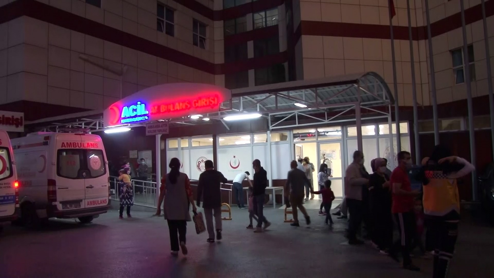 Eşine laf atan komşusunu öldürdü