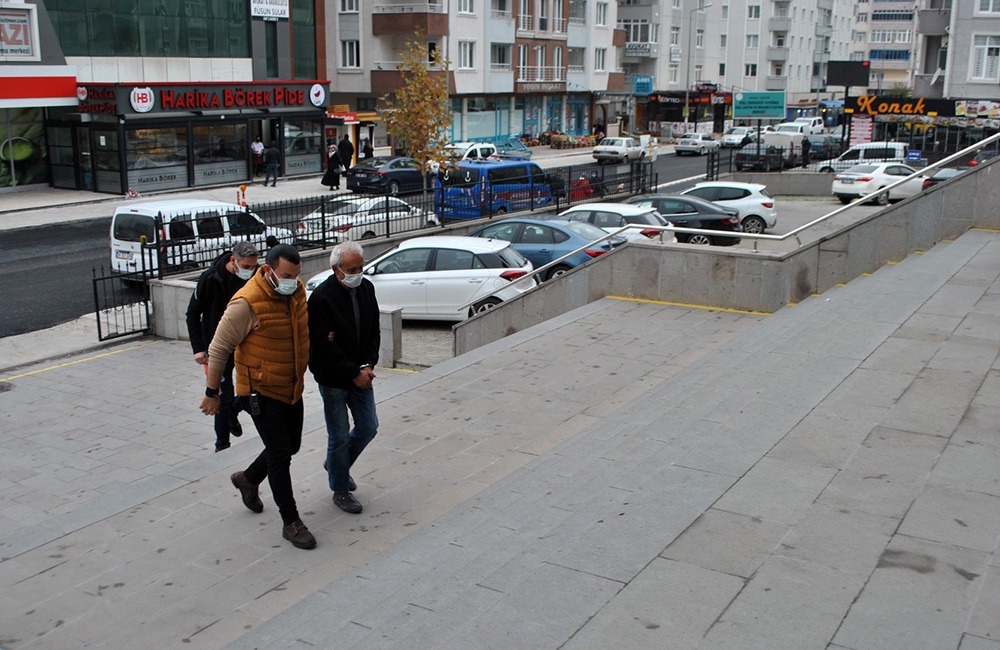Eşini 5 yerinden bıçakladı