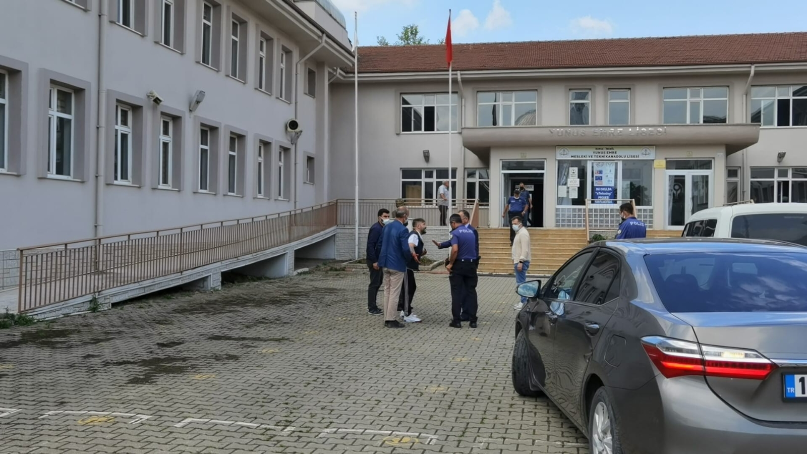 Eşini çalıştığı lisenin içinde bıçaklayarak öldürdü