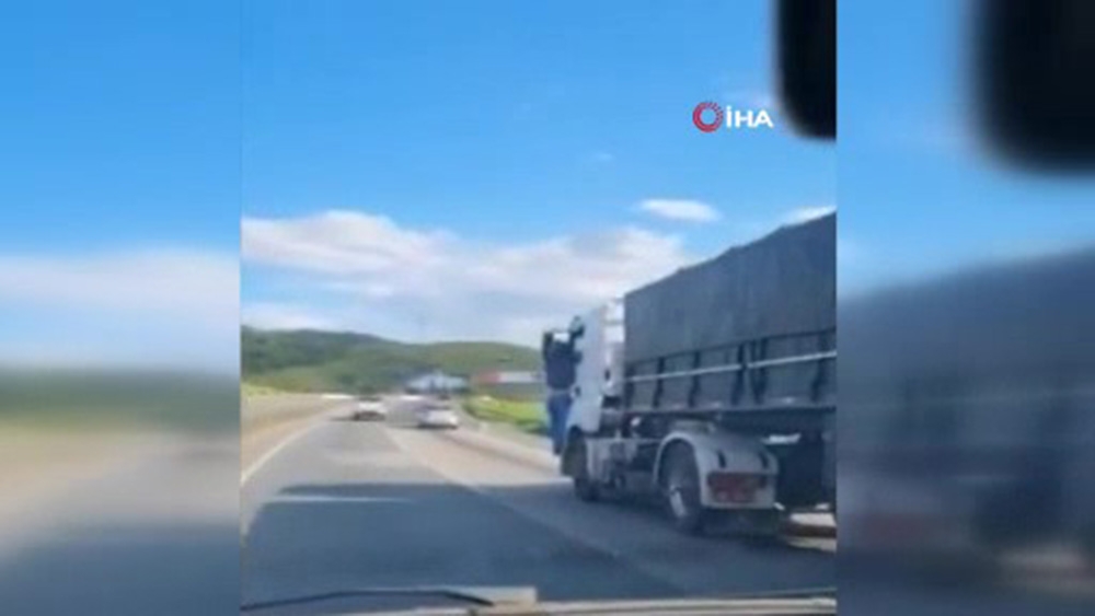 Eşini öldüren kamyonun kapısında 32 kilometre boyunca asılı kaldı