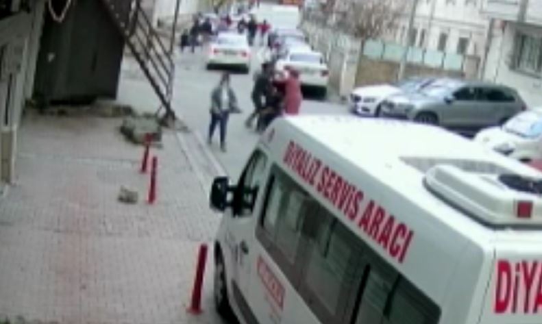 Eşini takip eden adama sokak ortasında tekme tokat dayak