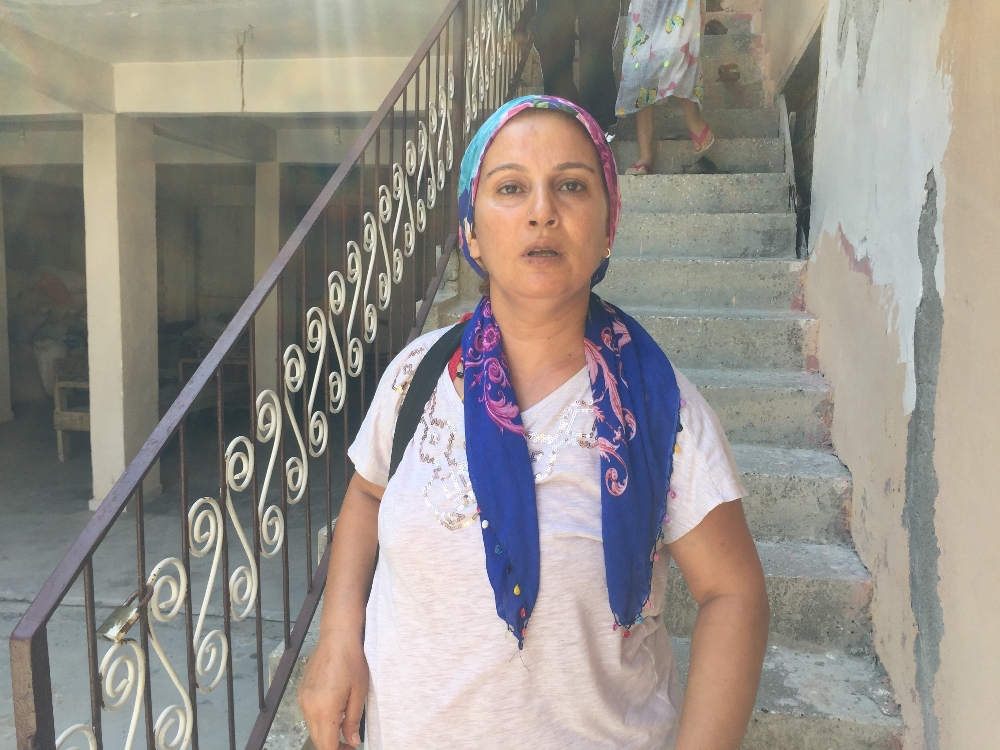 Eşinin boğazına bıçak dayadı: Anneyi çocukları kurtardı
