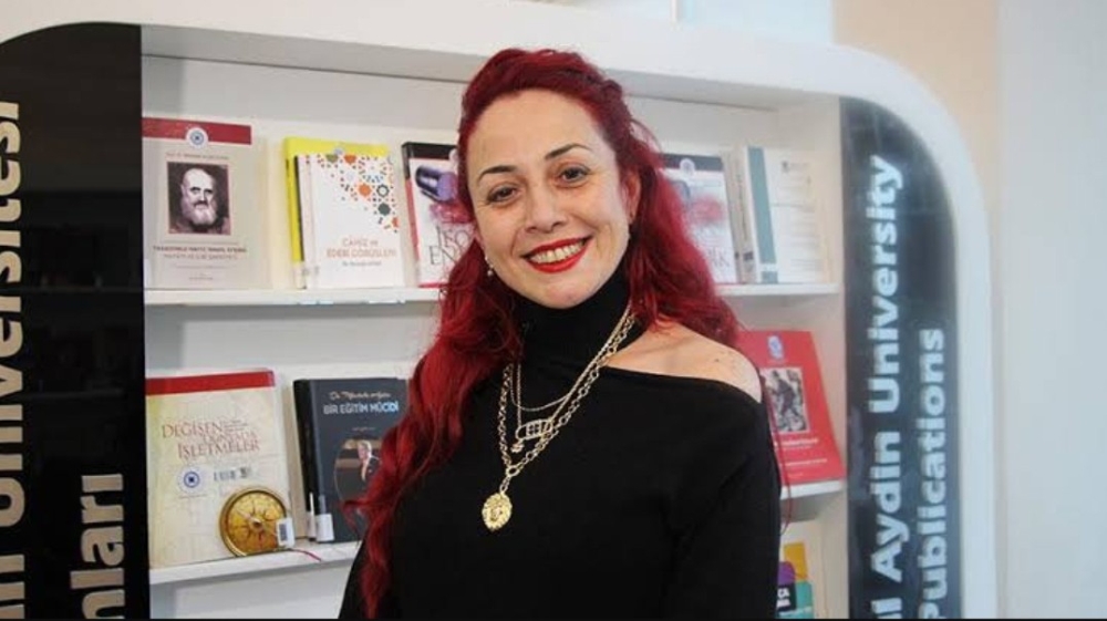 Esir aldığı öğretim üyesi kadını evinde yakarak öldürdü