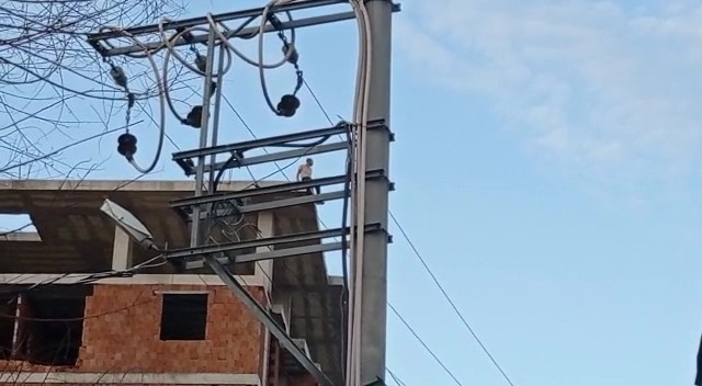 Eşiyle tartışan şahıs inşaatın çatısına çıktı