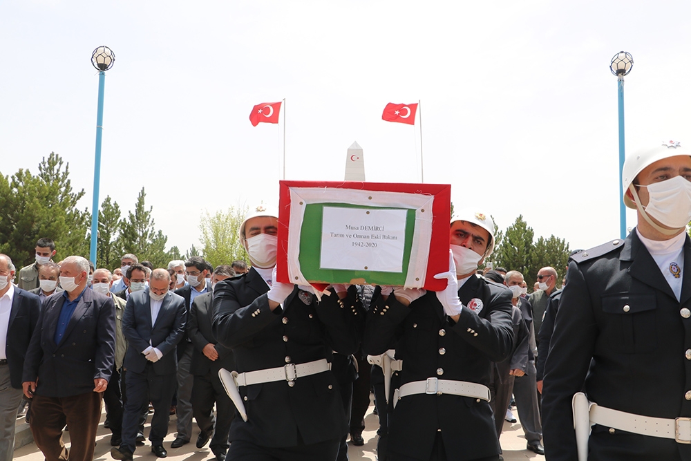 Eski Bakan Demirci, son yolculuğuna uğurlandı