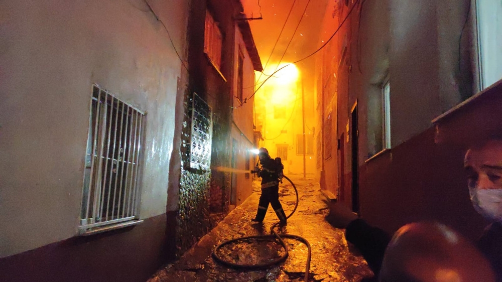 Eski evleriyle ünlü Hacıfeyzullah Mahallesi’nde 2 ev alev alev yandı