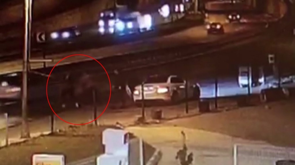 Eski sevgilisini yola fırlatıp dakikalarca dövdü