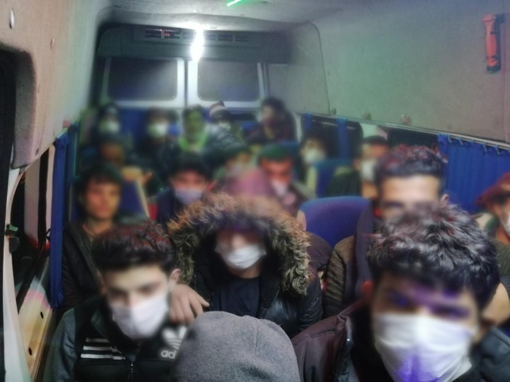 Eskişehir’de 4 araçta 63 düzensiz göçmen yakalandı