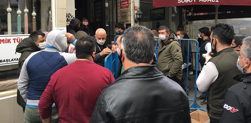 Esnaf kredisine başvurmak isteyen vatandaşlar sosyal mesafeyi hiçe saydı