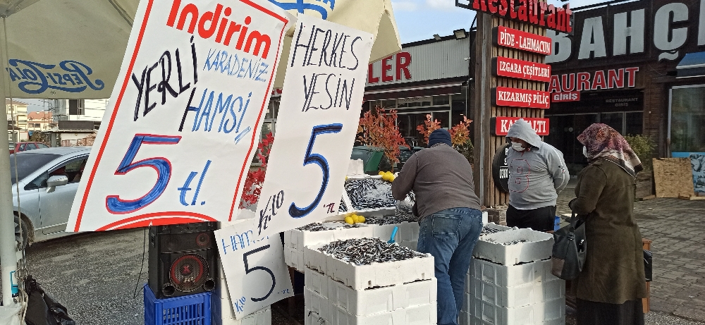 Etiketteki fiyatı gören kuyruğa girdi