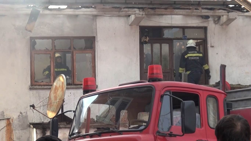 Ev yangınında mutfak tüpü bomba gibi patladı