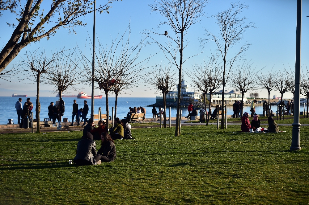 ‘Evde Kal’ çağrısına uymayan vatandaşlar sahil ve parklara akın etti