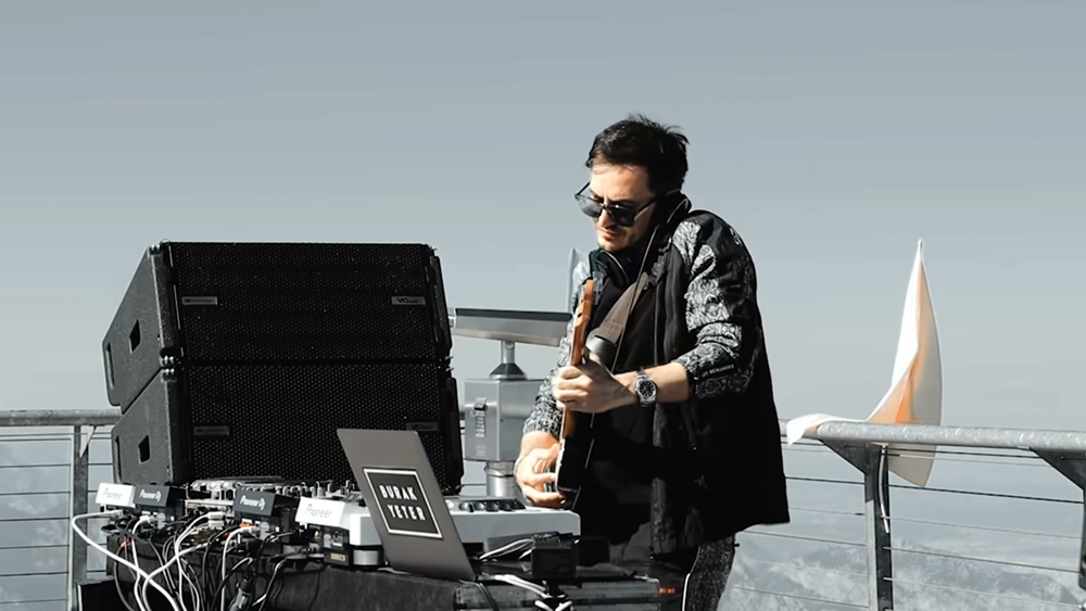 Evde kalanlar için 2 bin 365 metrede konser