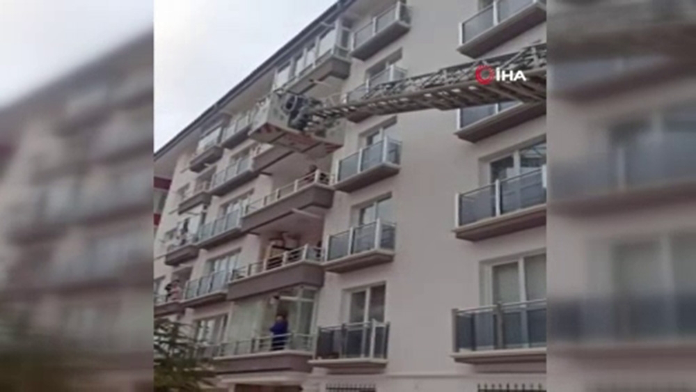 Evde Kilitli Kalan Yaşlı Kadını İtfaiye Kurtardı