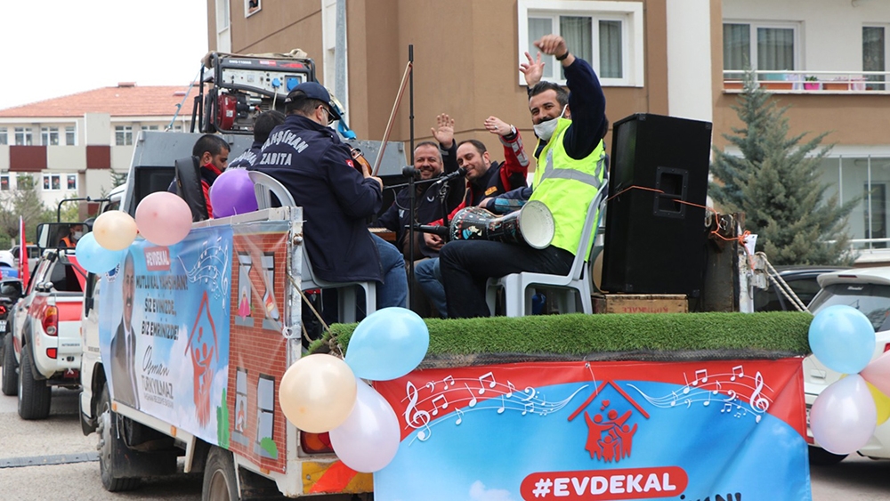 Evden çıkamayanlara seyyar konser