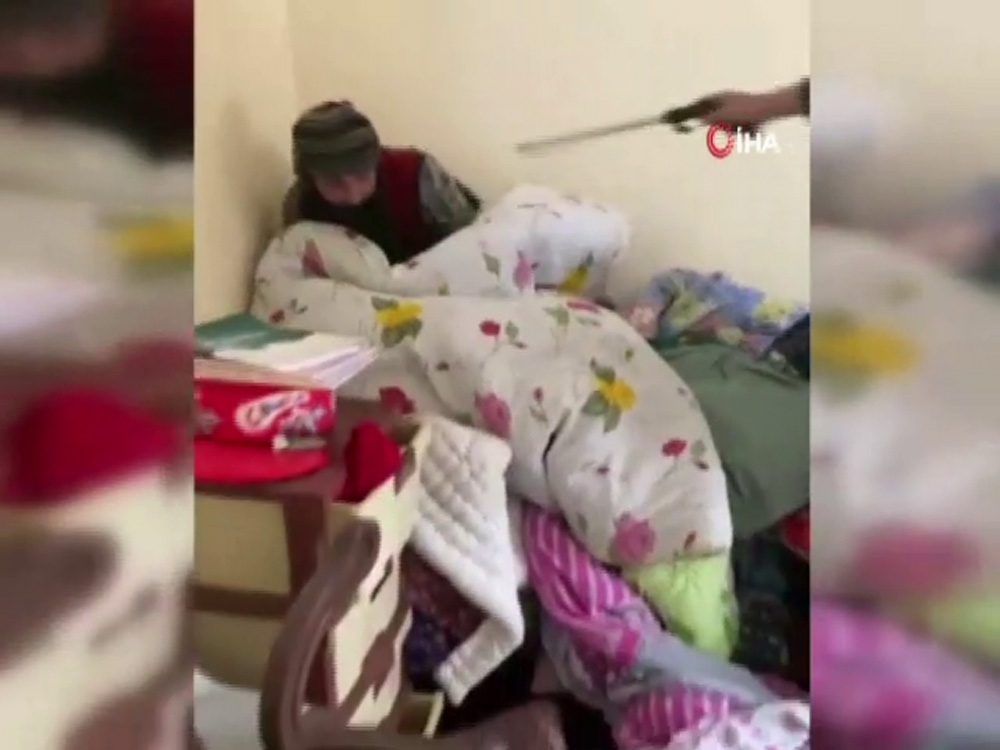 Eve giren hırsız battaniye altında yakalandı
