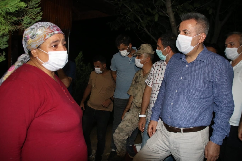 Evi alevlere teslim olan kadın gözyaşlarına boğuldu