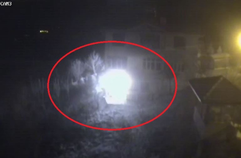 Evi ateşe verirken güvenlik kamerasına yakalandılar, serbest kaldılar