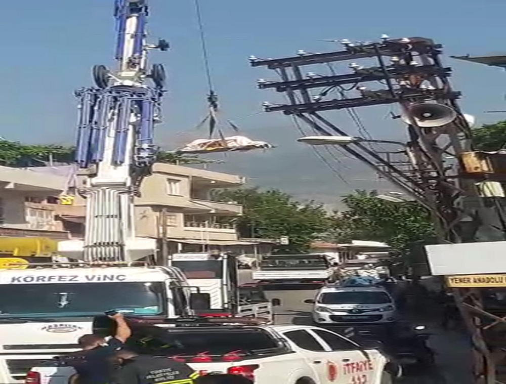 Evinde ölü bulunan adamın cesedi vinçle çıkartıldı