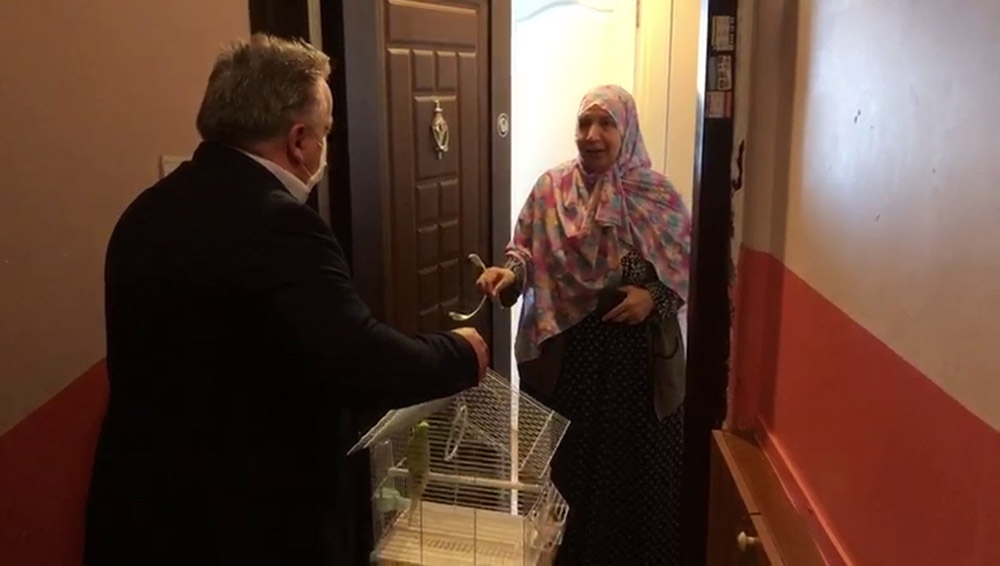 Evinden çıkamayan 65 yaşındaki Fatma teyzeye muhabbet kuşu sürprizi