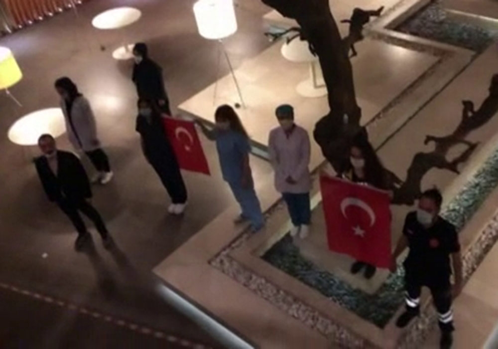 Evine gidemeyen sağlıkçılardan kaldıkları otelde 23 Nisan kutlaması