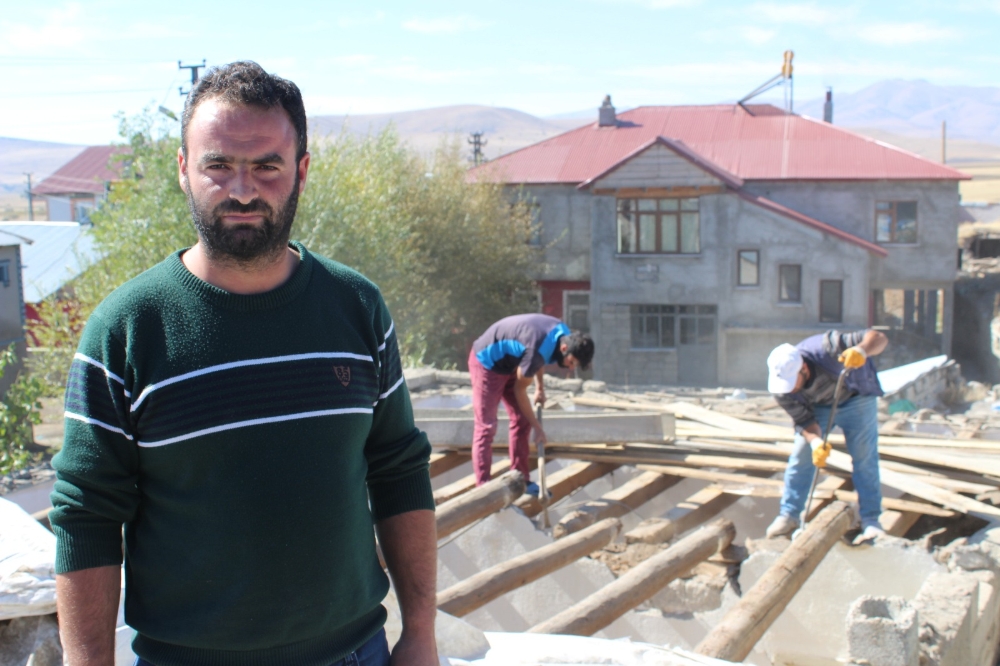 Evine yılanların yuva yaptığını iddia eden vatandaş yardım bekliyor