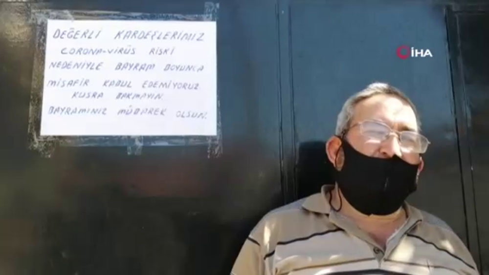 Evinin kapısına astığı yazıyla misafirleri geri çevirdi