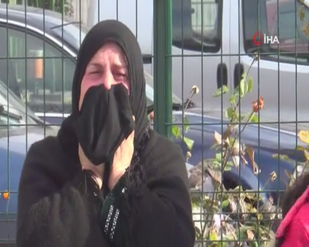 Evinin yanışını ağlayarak izledi