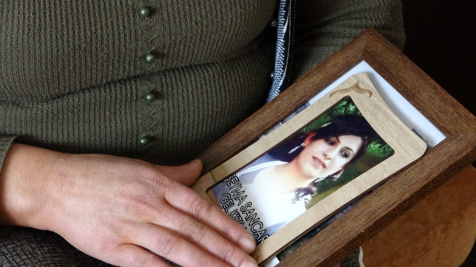 Evladı PKK tarafından kaçırılan anne kızının montuna sarılarak uyuyor