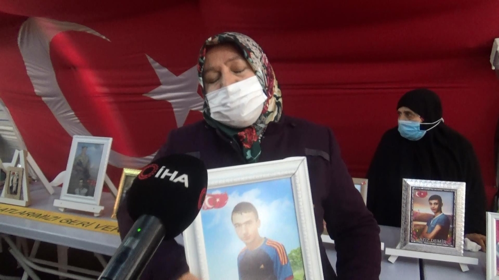 Evladının özlemine dayanamadı, röportaj esnasında baygınlık geçirdi