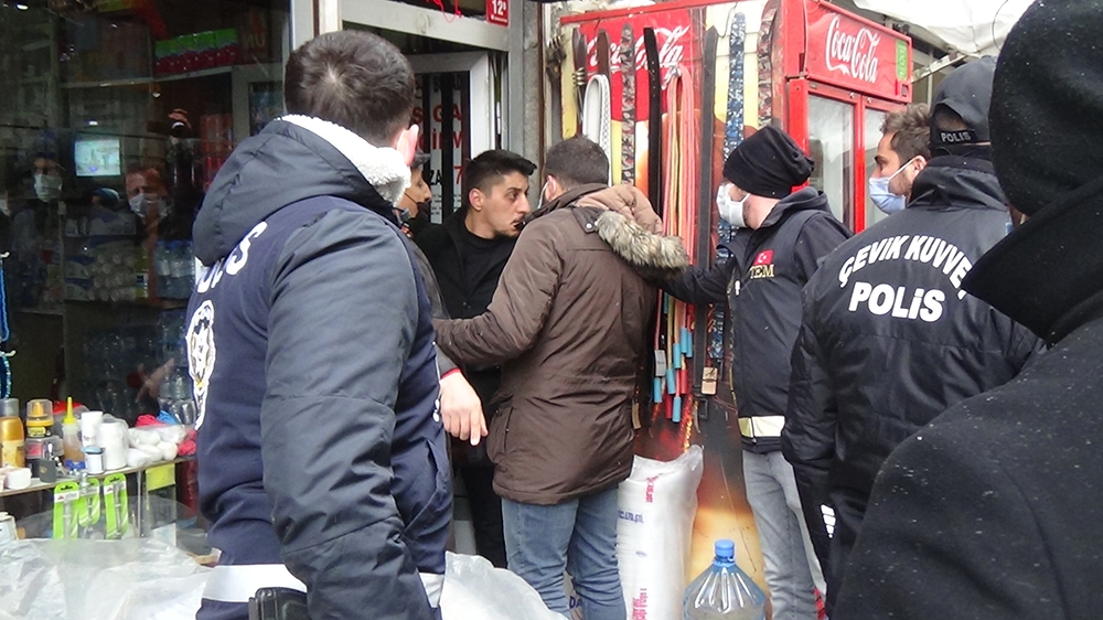 “Evlat Nöbeti” tutan ailelerle esnaf arasında gerginlik