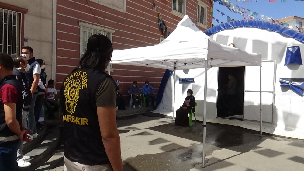 Evlat nöbeti tutan anneler seslerini yükselterek eylemlerini sürdürüyor
