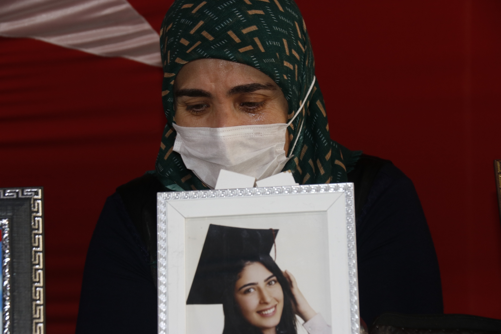 Evlat nöbetindeki abla Hayriye Akyüz: “Bunların tek amacı şu cennet vatanı Suriye yapmak”