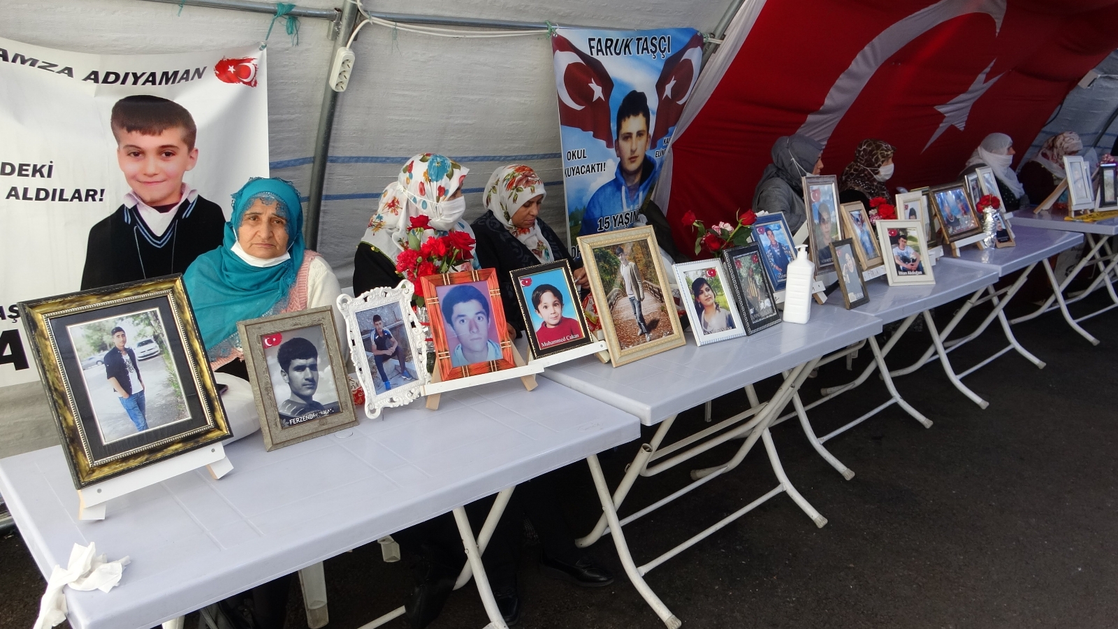 Evlat nöbetindeki aileler, çocuklarına kavuşacakları günü bekliyor