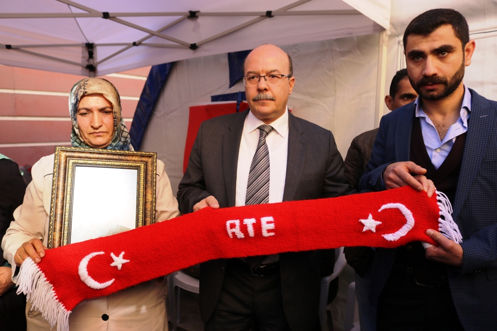 Evlat Nöbetindeki Aileler Cumhurbaşkanı İçin Ördükleri Atkıyı Teslim Etti