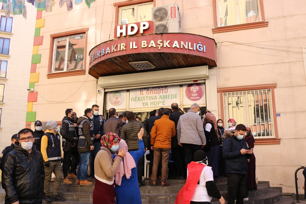 Evlat nöbetindeki aileler dağa kaçırılan çocuklarını HDP’den istiyor
