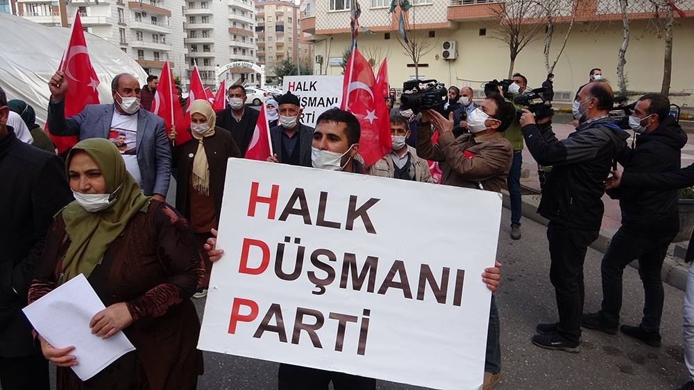 Evlat nöbetindeki aileler, HDP’nin kapatılması için yürüyüş yaptı