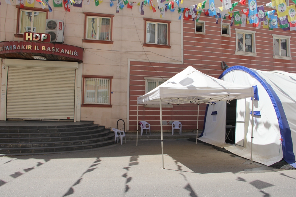 Evlat nöbetindeki aileler kısıtlama nedeniyle iki gün ara verdi