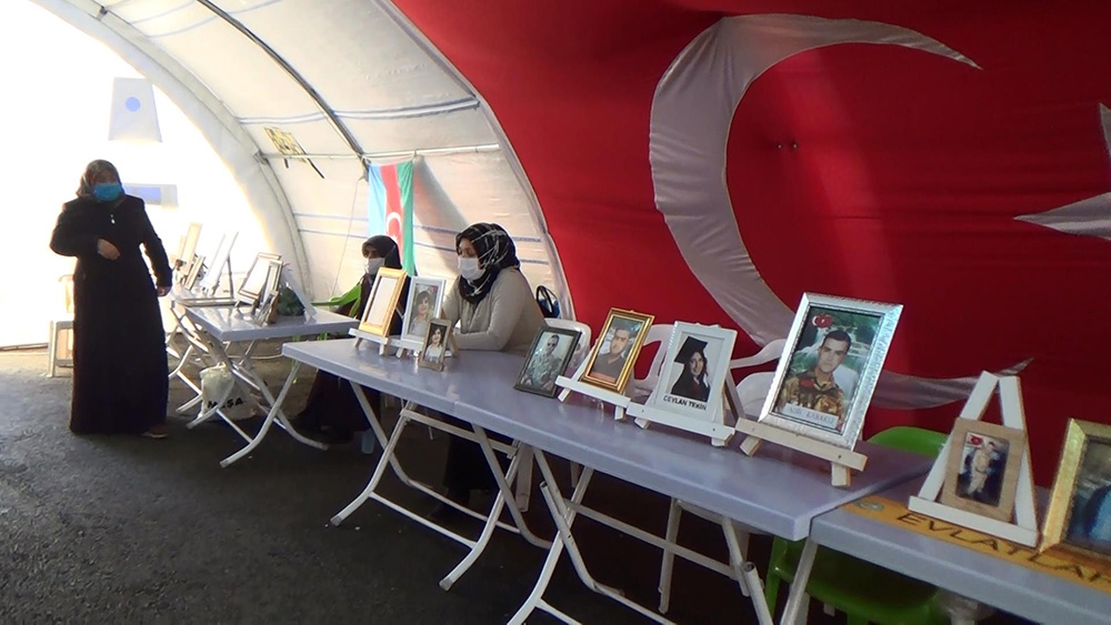 Evlat nöbetindeki aileler PKK’nın 13 yıl önceki katliamını unutmadı