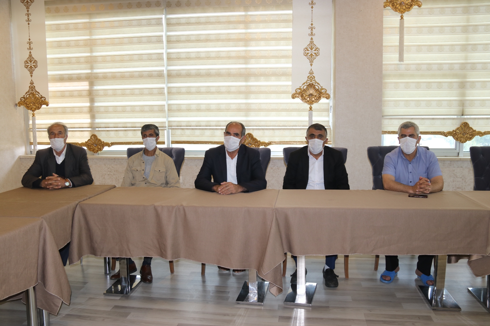 Evlat nöbetindeki ailelerden çocuklarına ’Birlik olup kaçın’ çağrısı