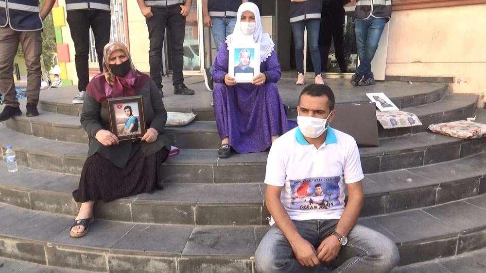 Evlat nöbetindeki ailelerden Hatay’da orman yakan PKK’ya sert tepki
