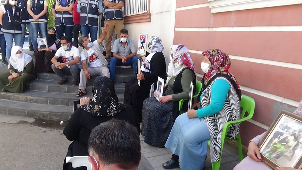 Evlat nöbetindeki ailelerden PKK ve HDP’ye tepki