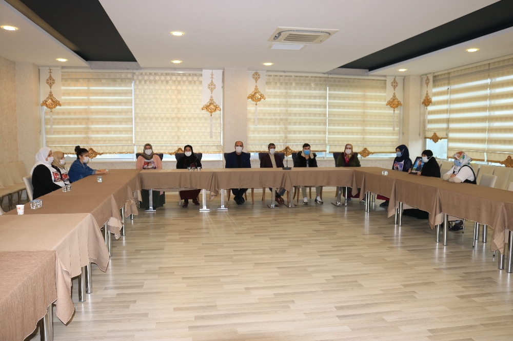 Evlat nöbetindeki ailelere sokağa çıkma kısıtlaması da engel olamadı