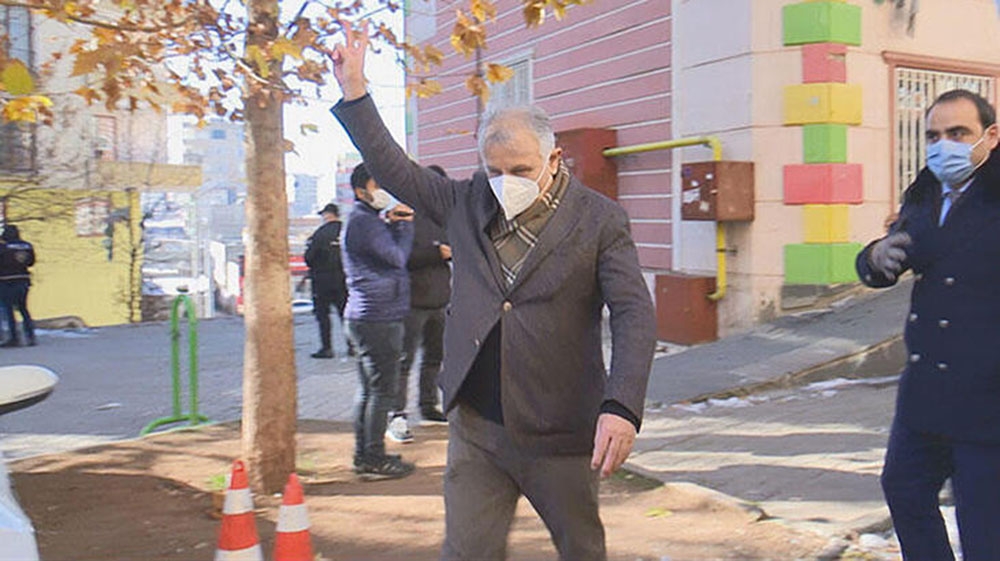 Evlat nöbetindeki ailelere zafer işareti yapan HDP’li vekil hakkında soruşturma başlatıldı