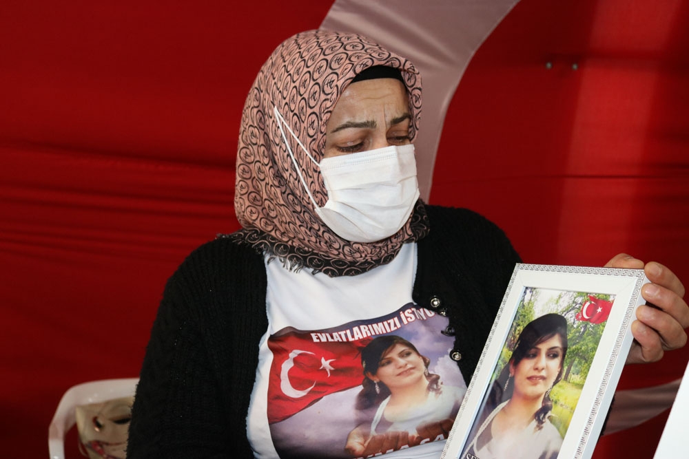 Evlat nöbetindeki anne gözyaşları içinde kızına ’teslim ol’ çağrısında bulundu