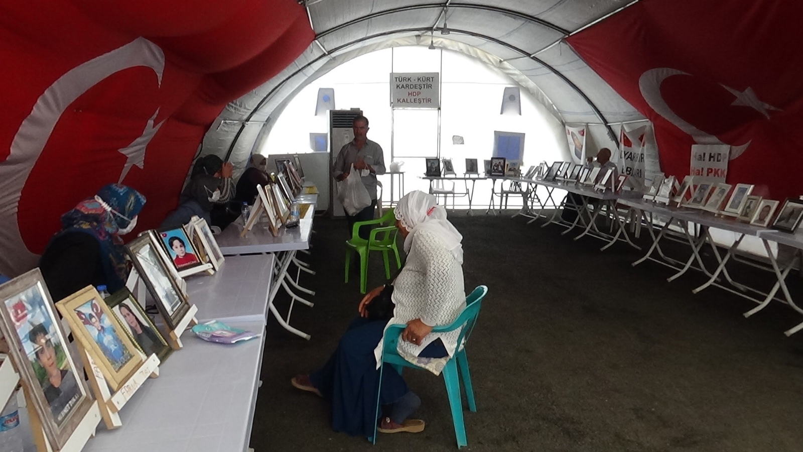 Evlat nöbetindeki anne oğluna teslim olması için çağrıda bulundu