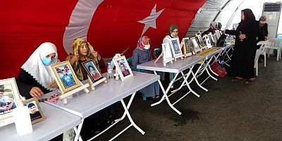 Evlat nöbetindeki anneler HDP'ye laf söyletmeyen Davutoğlu'nu kovdu