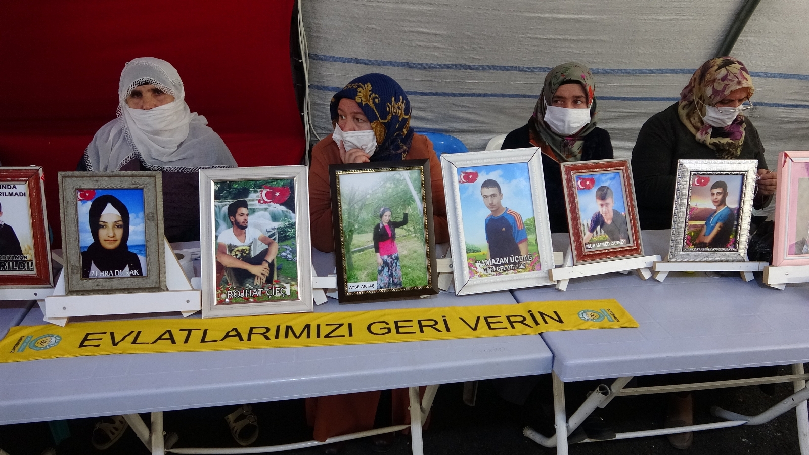 Evlat nöbetindeki annenin feryadı yürek dağladı